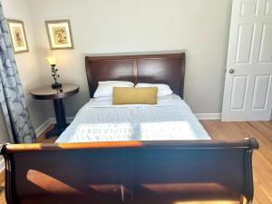 Humble Family Escape with Ping-Pong, Near Downtown Hickory客房内的一张或多张床位