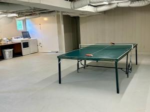 希科里Humble Family Escape with Ping-Pong, Near Downtown Hickory的配有乒乓球桌的客房内