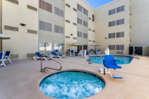Πισίνα στο ή κοντά στο Comfort Inn & Suites Albuquerque Downtown
