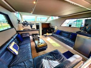 een woonkamer met een bank en een tv bij Moonlight Lady, our secret on the Med! in Torrevieja +33 foto's