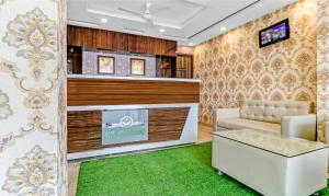 Hotel Royal Residency Near ISBT Mohali Chandigarh的休息区