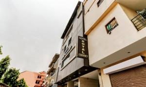 MohaliHotel Royal Residency Near ISBT Mohali Chandigarh的侧面有标志的建筑物