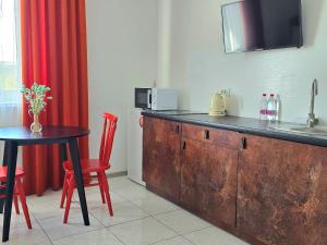 文尼察TREND HOUSE Apartments的厨房配有柜台、桌子和微波炉
