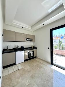 Η κουζίνα ή μικρή κουζίνα στο Maarif Picasso Studio & Private Terrace & Parking