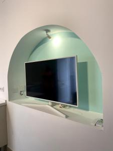 TV a/nebo společenská místnost v ubytování Precioso apto cerca del Puente del Dragón