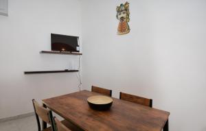 Μια τηλεόραση ή/και κέντρο ψυχαγωγίας στο Awesome Apartment In Ragusa With Wifi +8 φωτογραφίες