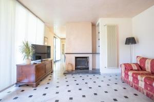 un salon avec un canapé et une cheminée dans l'établissement Casale Geos, à Capannori 35 autres photos