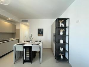 una cucina con un tavolo e sedie in una stanza di La Perla del Mare ad Anzio