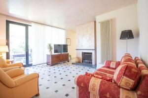 un salon avec un canapé et une cheminée dans l'établissement Casale Geos, à Capannori