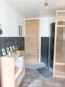 Fotografie z fotogalerie ubytování ROOMS HOME CSM Suite privée avec terrasse et Suite privée 2 chambres jusqu'à 3 chambres et 1 à 8 personnes v destinaci Charly-sur-Marne
