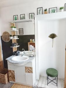 Fotografie z fotogalerie ubytování ROOMS HOME CSM Suite privée avec terrasse et Suite privée 2 chambres jusqu'à 3 chambres et 1 à 8 personnes v destinaci Charly-sur-Marne