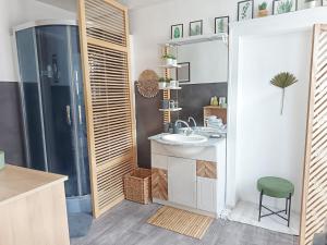 Koupelna v ubytování ROOMS HOME CSM Suite privée avec terrasse et Suite privée 2 chambres jusqu'à 3 chambres et 1 à 8 personnes + 36 fotografií