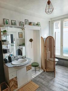 Kuchyň nebo kuchyňský kout v ubytování ROOMS HOME CSM Suite privée avec terrasse et Suite privée 2 chambres jusqu'à 3 chambres et 1 à 8 personnes
