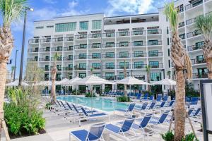 Bazén v ubytování The Perry Hotel Naples nebo v jeho okolí