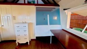 A bed or beds in a room at Cedar Retreat Cottage