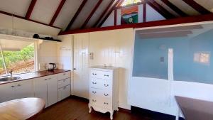 A bathroom at Cedar Retreat Cottage