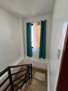 Postel nebo postele na pokoji v ubytování ELYU 3 Storey Staycation House near San Juan Beach + 29 fotografií