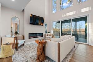 Μια τηλεόραση ή/και κέντρο ψυχαγωγίας στο Adamina Canyon Luxurious, Canyon View 5BR 3BTH 3