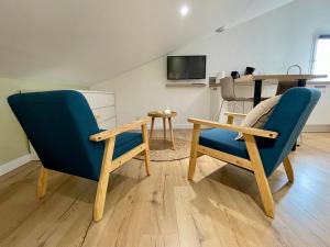 a living room with two chairs and a table at Studio à Saint-Palais avec parking. in Saint-Palais