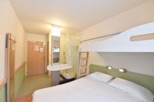 Postel nebo postele na pokoji v ubytování ibis budget Noyon