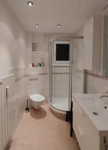 Bilik mandi di Apartment am Schillerteich