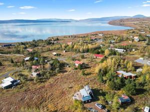 VeiðilundurThingvellir Lake Cottage的享有湖畔小镇的空中景色