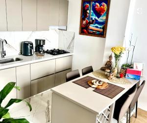 Kuchyň nebo kuchyňský kout v ubytování Welcome to Santa Rosa de Cabal Habitación y baño privado a 5 minutos del centro en apartamento habitado por la anfitriona