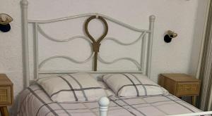 アルジェレス・シュル・メールにあるIdyllique ! Terrasse vue jardin et montagne, parking, local à vélos, à 2 pas de la plage et piscine de mai à septembre !の白いベッド(金属製のヘッドボード、枕付) +26枚の写真