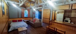 ein Schlafzimmer mit einem Bett und einer Couch in einem Zimmer in der Unterkunft CASAS RURALES Vado del Rio Tus in Cortijo Prados