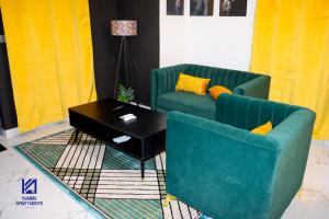 JarbangにあるKumbis Apartments Jabangの緑のソファとテーブルのあるリビングルーム