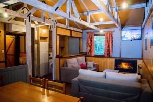 ein Wohnzimmer mit Couch und Kamin in der Unterkunft CASAS RURALES Vado del Rio Tus in Cortijo Prados