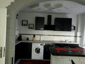 a kitchen with a washing machine in a kitchen at Apartment Bella Italia in Cologne +3 photos