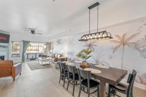 ein Esszimmer mit Tisch und Stühlen in der Unterkunft Sunset Serenity!!-Tropical Waterfront Oasis-Huge Private Patio-10Min to KingSt & Beaches in Charleston