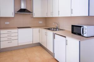Kuchyň nebo kuchyňský kout v ubytování Apartments Sorrabona
