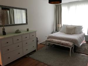 Uma cama ou camas num quarto em Modern and stylish Home in Muttenz