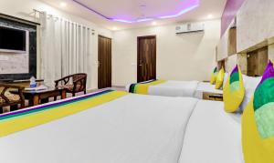 Hotel Royal Residency Near ISBT Mohali Chandigarh的电视和/或娱乐中心