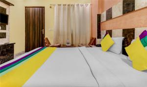 Hotel Royal Residency Near ISBT Mohali Chandigarh客房内的一张或多张床位