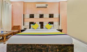 MohaliHotel Royal Residency Near ISBT Mohali Chandigarh的卧室里有一张带木质床头板的大床