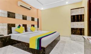 Hotel Royal Residency Near ISBT Mohali Chandigarh客房内的一张或多张床位
