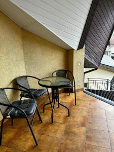 a table and two chairs on a balcony at Sloneczny pokoj in Świnoujście
