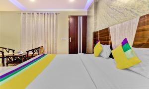 Hotel Royal Residency Near ISBT Mohali Chandigarh客房内的一张或多张床位