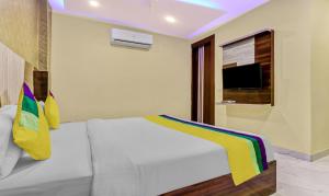 Hotel Royal Residency Near ISBT Mohali Chandigarh的电视和/或娱乐中心