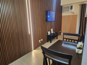 TV a/nebo společenská místnost v ubytování palm tree villas