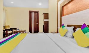 Hotel Royal Residency Near ISBT Mohali Chandigarh客房内的一张或多张床位