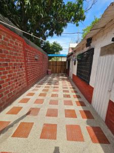 圣玛尔塔Oh la la的空荡荡的庭院，有砖墙和栅栏