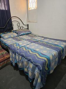 圣玛尔塔Oh la la的床上有蓝色的被子 更多3张照片