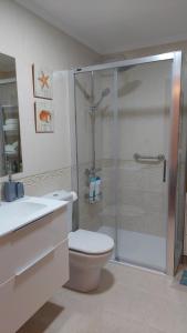 Kúpeľňa v ubytovaní Apartamento en la playa con parking privado + 7 fotografií