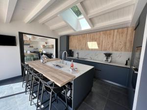 a kitchen with a large kitchen island with a sink at Villa La Bosse Ile de Noirmoutier pour 10 personnes in LʼÉpine