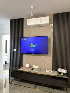 TV a/nebo společenská místnost v ubytování אירוח אריאל