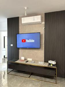 TV a/nebo společenská místnost v ubytování אירוח אריאל